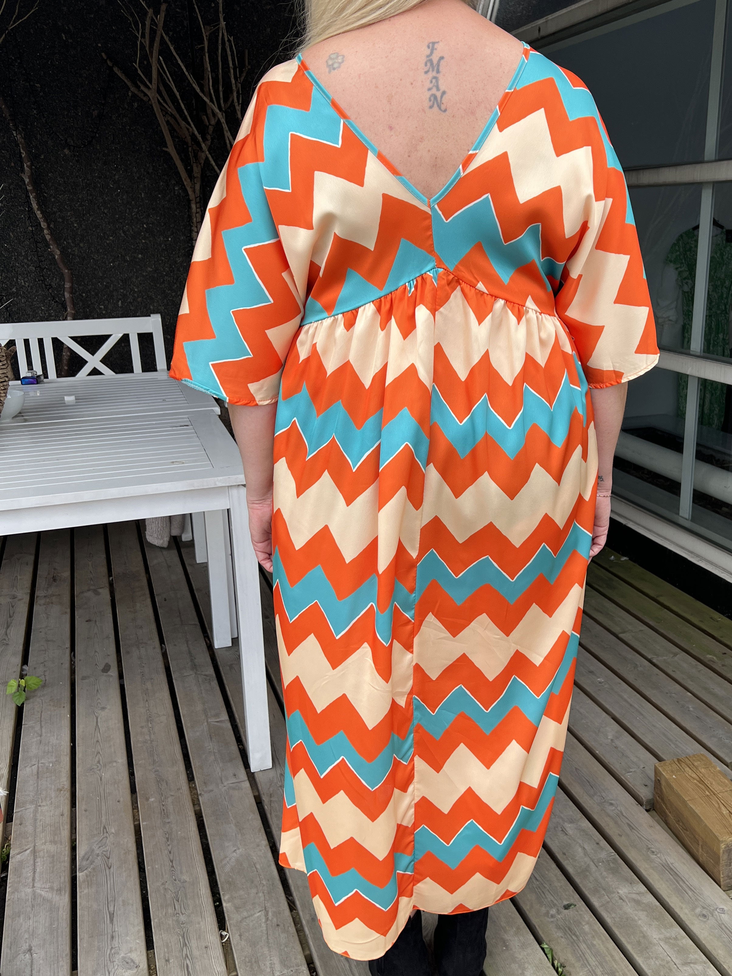 Johanna - Söt plus size klänning med sicksackmönster